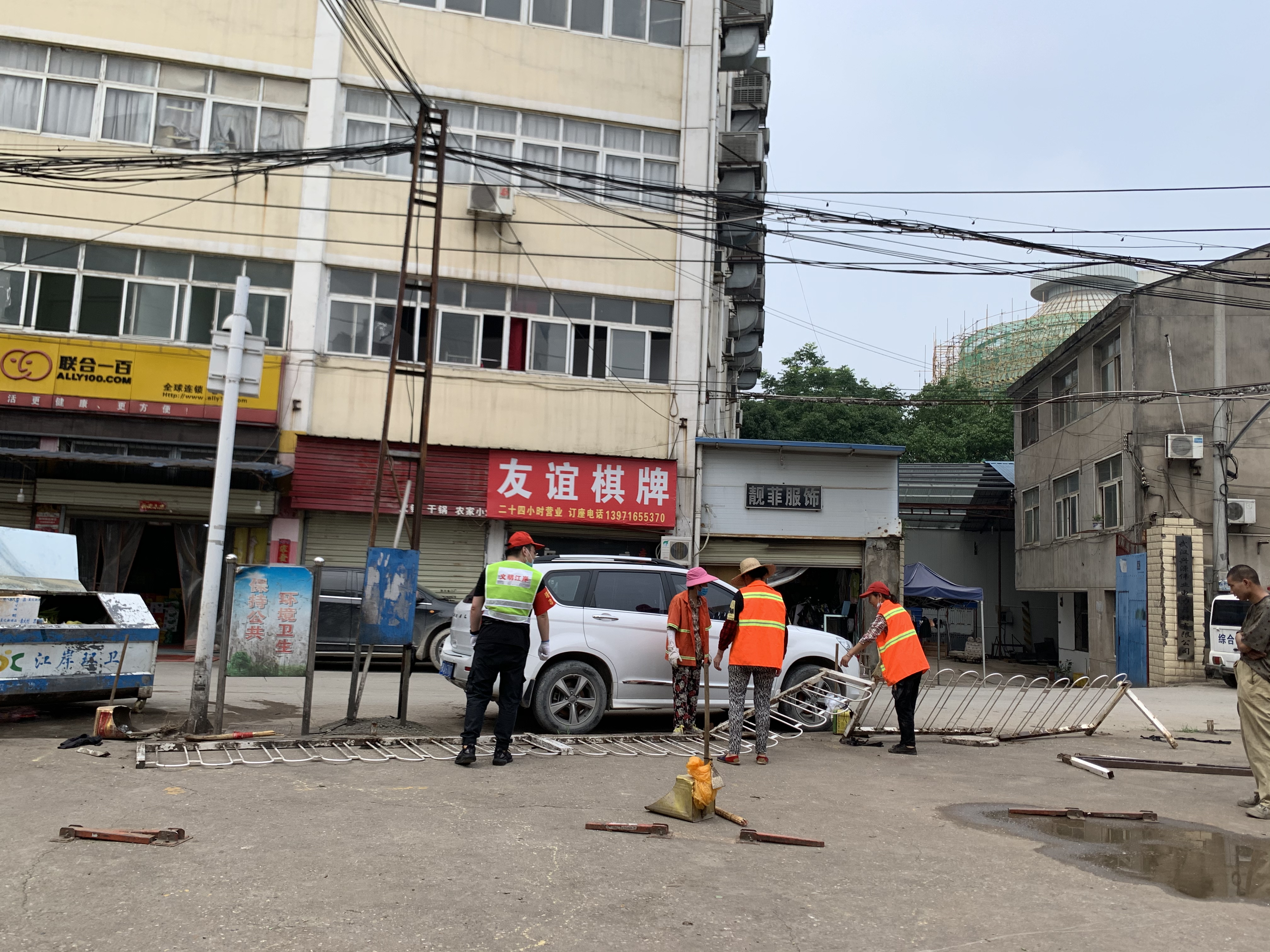 6月11日,江岸区塔子湖街道办事处组织街道各科室,城管执法中队,市场